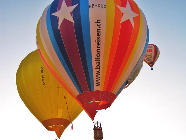 Kolorowe balony na gorące powietrze na niebie — Zdjęcie stockowe