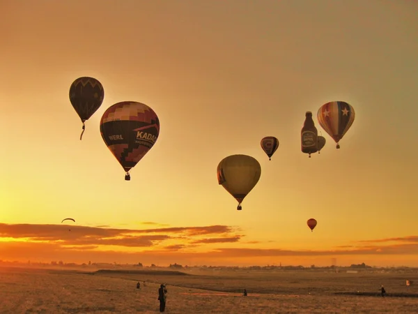 Αερόστατα θερμού αέρα σε την σε ένα πορτοκαλί ουρανό — Φωτογραφία Αρχείου