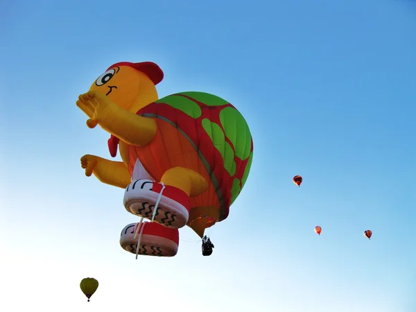 Żółw balonem w niebo — Zdjęcie stockowe