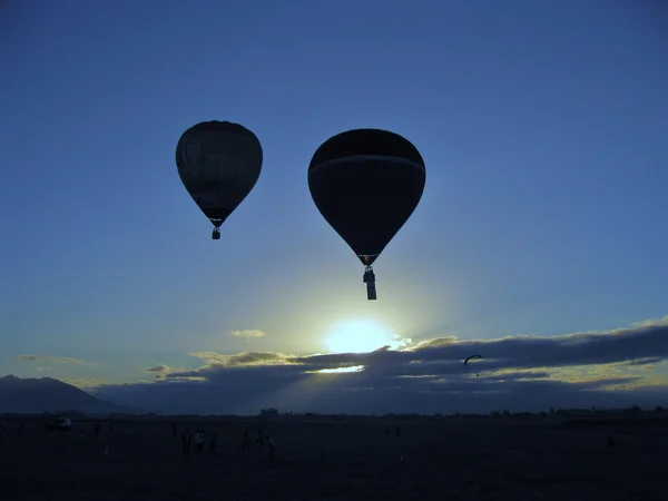 Αερόστατα θερμού αέρα σε το σούρουπο — Φωτογραφία Αρχείου