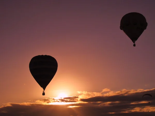 Balonów na ogrzane powietrze w rano zmierzch — Zdjęcie stockowe