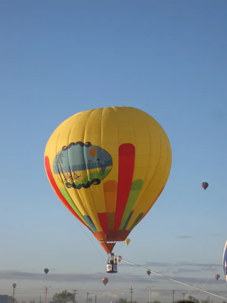 Piękne gorące powietrze balony w niebo — Zdjęcie stockowe