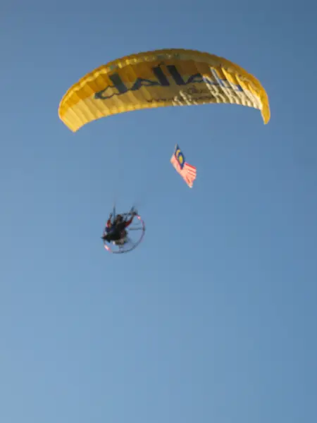 Paragliders in blauwe hemelachtergrond — Stockfoto