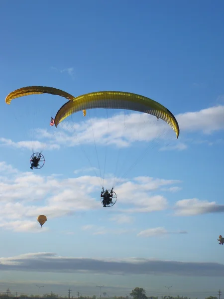 Paragliders in blauwe hemelachtergrond — Stockfoto
