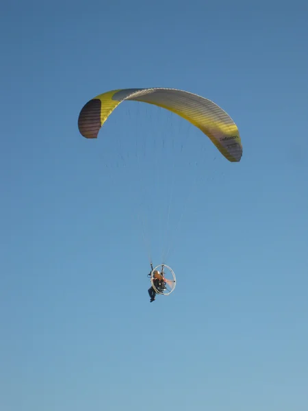 Mavi gökyüzü arka planda paraşütler — Stok fotoğraf