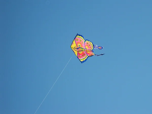 Красочный воздушный змей в небе — стоковое фото