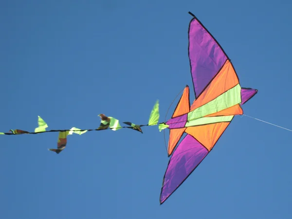 Kleurrijke vlieger in de lucht — Stockfoto