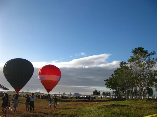 Beautiful hot air balloons in the field — Stock Photo, Image
