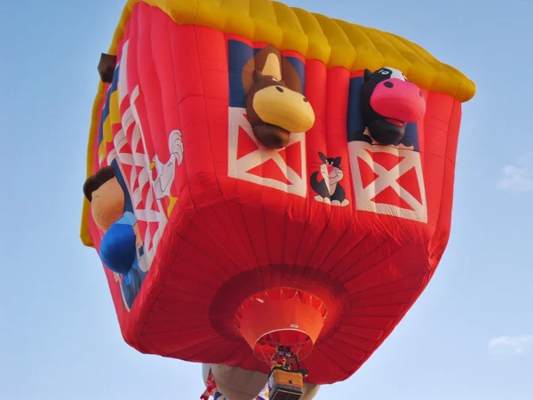Mooie hete luchtballon in de hemel — Stockfoto