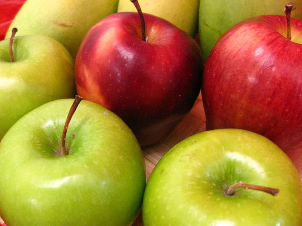 kırmızı ve yeşil elmalar