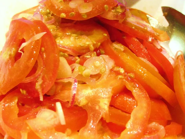 Tomaten in Scheiben geschnitten mit Zwiebeln — Stockfoto