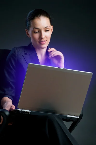 Werken in een laptop — Stockfoto