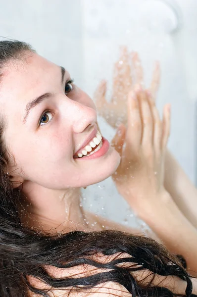 Flicka i duschen — Stockfoto