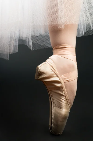 Piernas en zapatillas de ballet — Foto de Stock