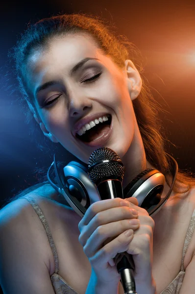 Śpiewająca dziewczyna — Zdjęcie stockowe