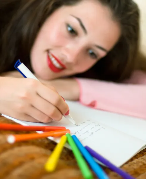 Девушка пишет письмо — стоковое фото