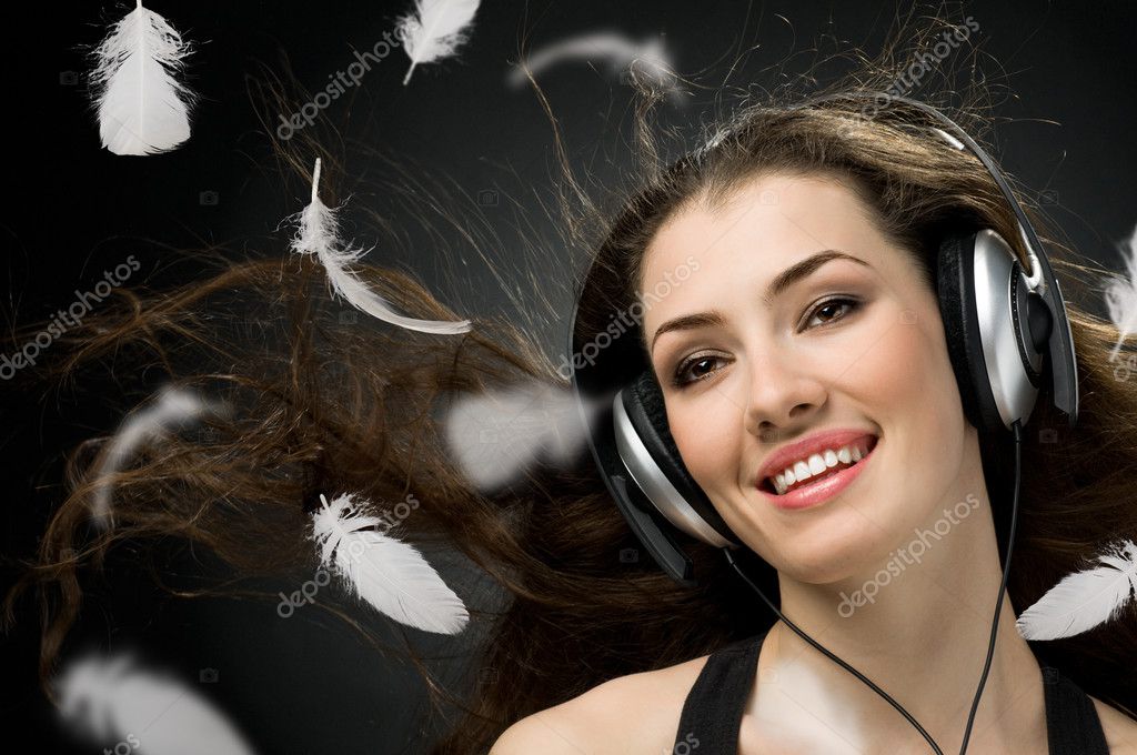 девушка слушает музыку и мечтает загрузить