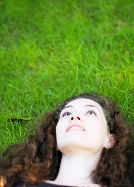 Meisje op het gras — Stockfoto