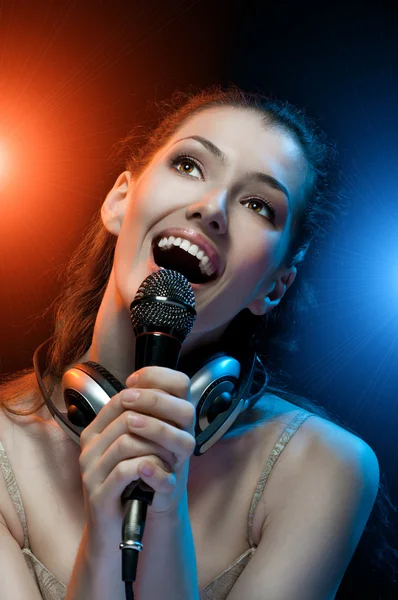 Śpiewająca dziewczyna — Zdjęcie stockowe