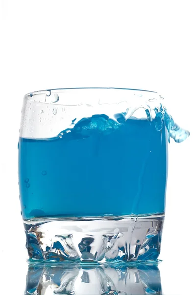 Líquido azul em um vidro baixo — Fotografia de Stock