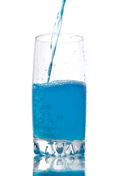 Голубая жидкость в высоком стекле — стоковое фото