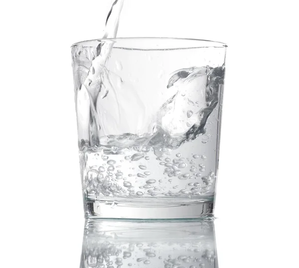 흐르는 투명 한 유리에 액체 — 스톡 사진