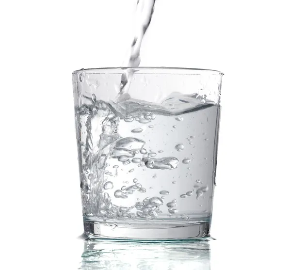 Stroomt vloeistof in een transparant glas — Stockfoto