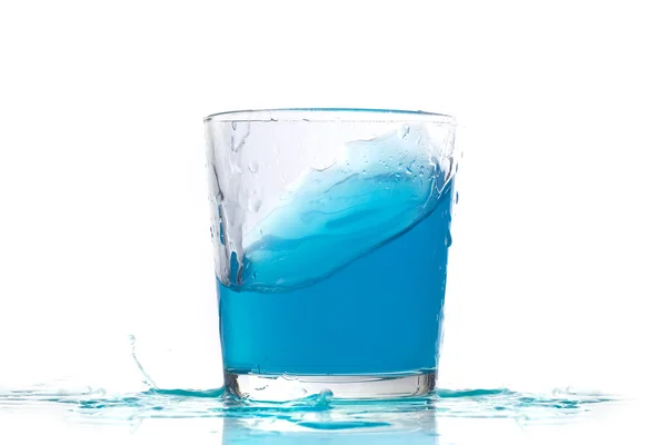 낮은 유리에 있는 파란 액체 스톡 사진
