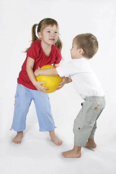 Kinder spielen Ball. Konfliktsituation. — Stockfoto