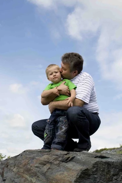 Glücklicher Vater und sein Sohn. — Stockfoto