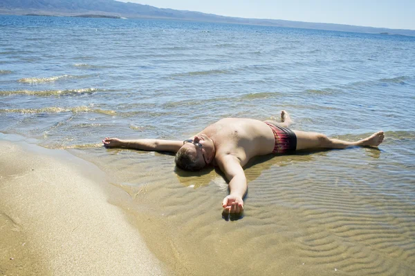 Män vila i vatten — Stockfoto