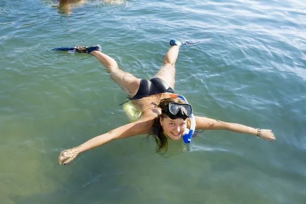 Menina em Flipper deitado no mar — Fotografia de Stock