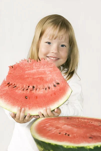 Glad tjej och segmentet vattenmelon — Stockfoto