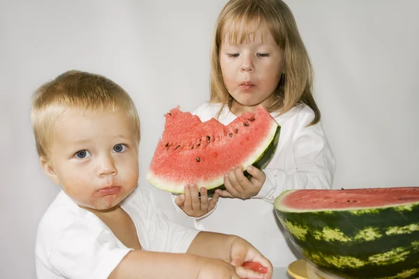Duas crianças comem melancia — Fotografia de Stock