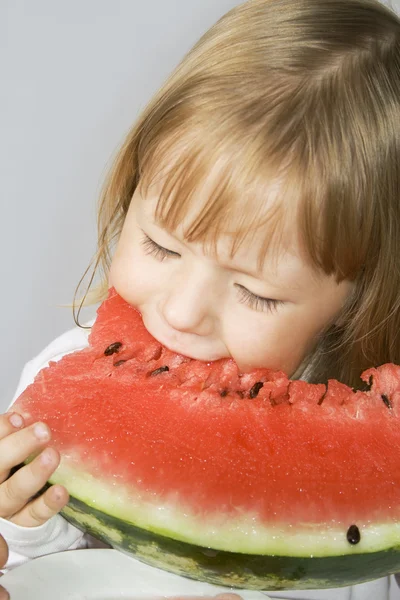 Kleines Mädchen isst die Wassermelone — Stockfoto