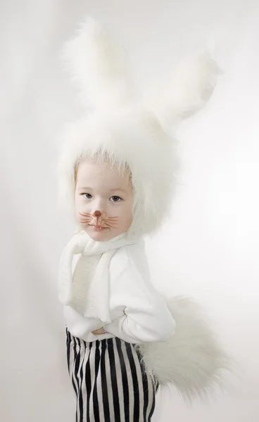 Klein meisje in een bunny kostuum. — Stockfoto