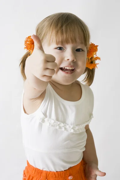 Lilla flickan att göra ett ok tecken — Stockfoto