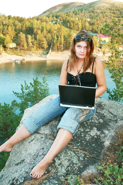Κορίτσι με το laptop στην ύπαιθρο — Φωτογραφία Αρχείου