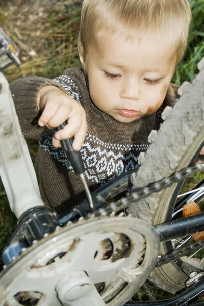 O rapaz da aldeia reparou uma bicicleta . — Fotografia de Stock