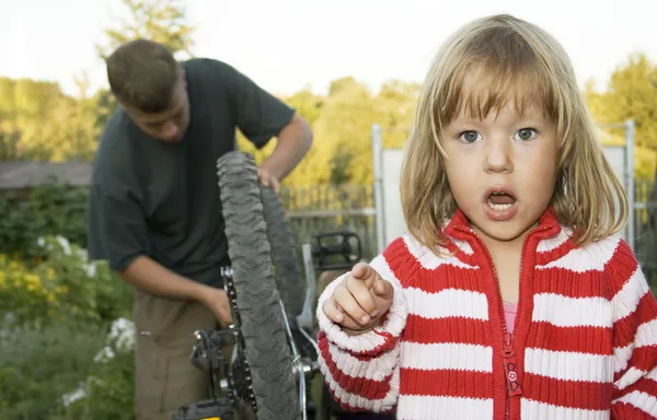 Byn barn repareras en cykel. — Stockfoto
