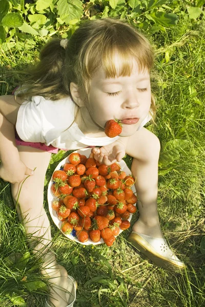 Dívku jíst jahody. — Stock fotografie