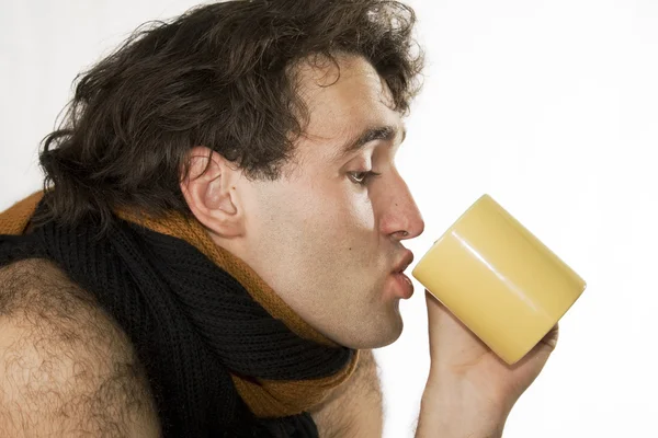 Gripe. El hombre influenzal bebe té caliente — Foto de Stock