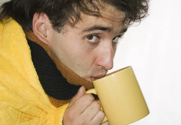 Gripe. El hombre influenzal bebe té caliente —  Fotos de Stock