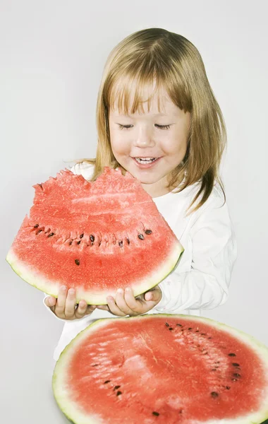 Meisje en watermeloen — Stockfoto