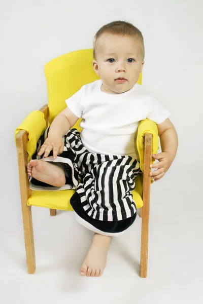 Niño sentado en la silla — Foto de Stock