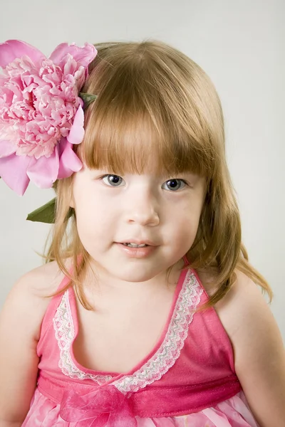 Маленька дівчинка з піоном — стокове фото