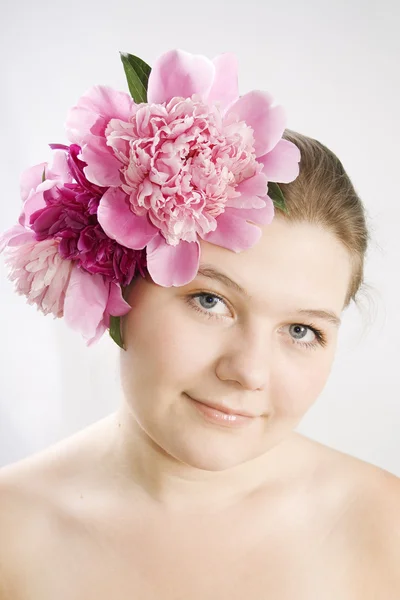 Лицо женщины с цветами — стоковое фото