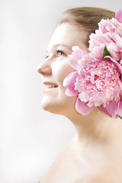 Ansikte av kvinna med blomma — Stockfoto