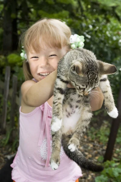 Chica con gatito —  Fotos de Stock