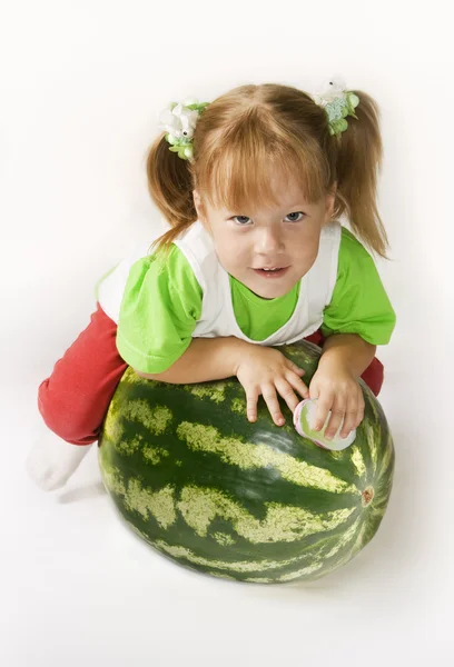 Mädchen und Wassermelone — Stockfoto